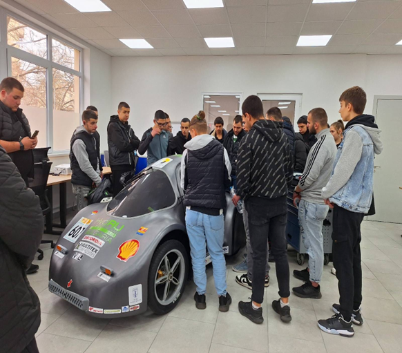 Посещение на научно-изследователската лаборатория на НГ 3.1.2 от ученици в средно образователни училища в страната. 1